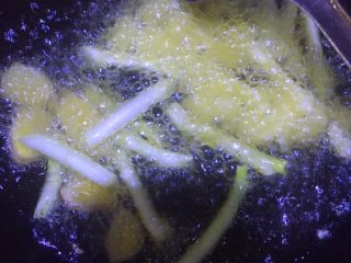 10、美味火锅鱼,油温四、五成热时（有烟冒出），倒入葱姜蒜爆香