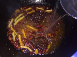 12、美味火锅鱼,放入秘制底料，并加入1至1.5升热水。注意：一定要加热水