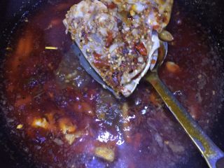 14、美味火锅鱼,把煮熟鱼头拿出来，准备打油碟。