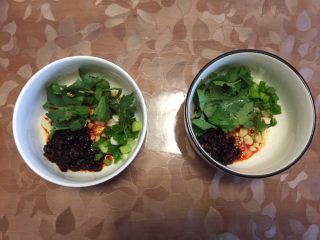 15、美味火锅鱼,取一小碗，放入蒜蓉、花生碎、味精、芝麻油、老干妈、葱花、香菜。注意：花生打碎前最好炒一下更香。