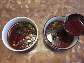 16、美味火锅鱼,从锅中舀出油汤放入油碟中，喜欢辣就多舀些油。