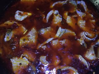 17、美味火锅鱼,油碟打完后，就开始煮鱼片。开小火，一片一片放入，直至全部放入后由大火转中火。观察锅中鱼片，直至全部变白，大约3至4分钟。