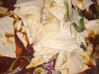 22、美味火锅鱼,鱼吃完后，准备烫菜，我放的是蘑菇、贡菜、豆皮，后熟的要先放哦。建议不要把烫菜和鱼一起煮。