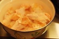 1、蓝莓烤鸡翅根,鸡翅根洗干净，用清水泡2个小时，中途换一次水。这样可以去除鸡的腥味。