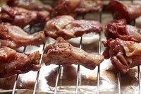 3、蓝莓烤鸡翅根,鸡翅根放在烤架上，烤架放在烤箱的中上层，烤盘垫上锡纸放入下层。200度烤10分钟，转160度再烤20分钟。