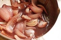 4、蓝莓烤鸡翅根,多余的腌料煮去一半水分，当酱汁刷在鸡翅根上。要想颜色漂亮，烤制的过程中反复的刷2-3次酱料是一样要做的步骤。