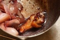 5、蓝莓烤鸡翅根,不用刷子就直接拿筷子夹着在酱汁里裹一圈也是一样的。