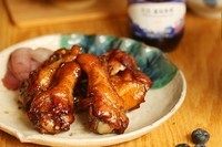 7、蓝莓烤鸡翅根,拿去BBQ用炭火来烧会更加好吃。烤好之后类似蜜汁烤翅的味道！