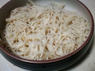 3、酸汤肥牛,盛在盘子中