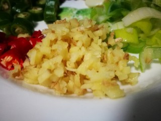 5、酸汤肥牛,姜切成姜末