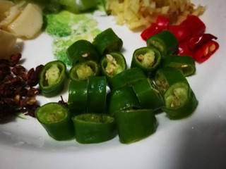 7、酸汤肥牛,杭椒切成辣椒碎