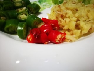 8、酸汤肥牛,小红椒切碎