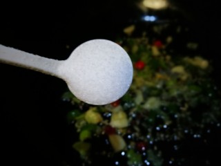 11、酸汤肥牛,加入适量盐