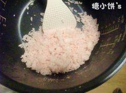 1、花朵寿司,米饭加糖，盐，红醋和一点点红曲粉拌成寿司饭