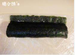 3、花朵寿司,卷起成水滴形。末端留出一部分粘合