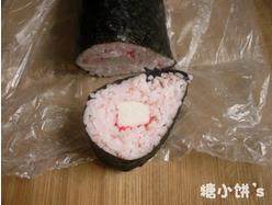 4、花朵寿司,捏紧，切片，每次切之前刀蘸一下水