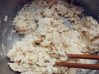 2、老北京麻酱糖火烧,面粉中加少许花生油，逐次加入牛奶液，用筷子拌匀成团