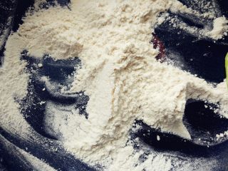 4、老北京麻酱糖火烧,平底不粘锅，小火炒熟少量面粉（标注的分量之外）。面粉炒到微微泛黄，有香味儿就是熟了。或者用微波炉叮2分钟左右也可以