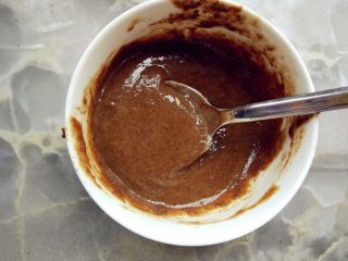 6、老北京麻酱糖火烧,加少许熟面粉和芝麻油，拌匀到浓稠度刚刚能抹开的程度