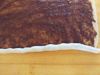 8、老北京麻酱糖火烧,边扥边卷。就是从面皮的边缘往外扯，将面扯得更薄的同时，卷起来。注意用力均匀，不要扯露馅