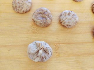 12、老北京麻酱糖火烧,像包包子一样把边缘包起来，顶部拧掉一个小尖，翻过来按成棋子状，一个麻酱火烧就做好了