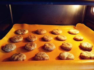 13、老北京麻酱糖火烧,入预热好的烤箱，中层上下火，180度烤15分钟左右即可.具体时间和温度要根据烧饼的大小和厚薄酌情增减