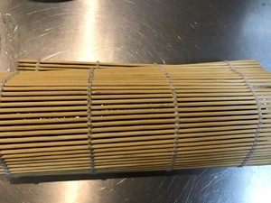 3、花朵寿司,卷紧寿司帘，越紧越好哦。