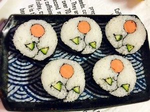 4、花朵寿司,切开就美美哒了。