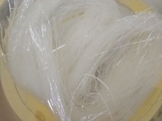 3、锡纸花甲粉,粉丝用水泡软