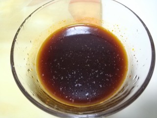 4、锡纸花甲粉,酱油，蚝油，豆瓣酱，料酒和一点糖拌匀作为调味料