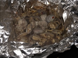 7、锡纸花甲粉,倒入适量清水