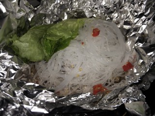 9、锡纸花甲粉,加入泡好的粉丝，生菜或者自己喜欢的各种菌菇各种蔬菜都可以，撒入一点小米辣