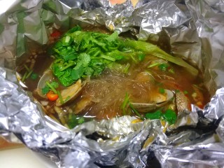 11、锡纸花甲粉,煮好打开，撒入葱花和香菜和一点香油