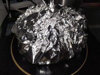 10、锡纸花甲粉,把锡纸包起来，煮五分钟左右就可以