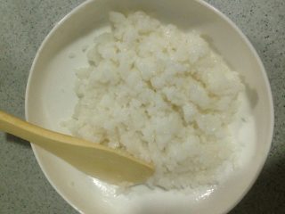 1、寿司,将米饭打散，加适量盐，糖，寿司醋，如图