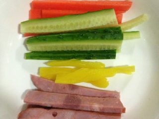 2、寿司,黄瓜，胡萝卜，火腿肠切条，备用，如图