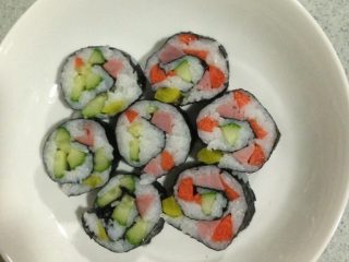 5、寿司,切好，入盘，如图