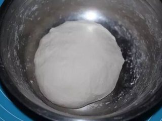 1、酱香饼,把面粉放入盆中，加入温水，用筷子搅拌，然后揉成面团饧半个小时