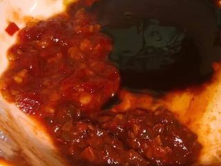 2、酱香饼,豆瓣酱切碎，海鲜酱、甜面酱、蒜蓉辣酱备用