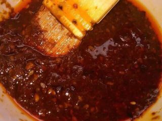 3、酱香饼,锅中放油，小火，放入八角和花椒炸香捞出，留油。再倒入切好的豆瓣酱炒出红油，放入海鲜酱、甜面酱和蒜蓉辣酱炒香，加入半碗水、白糖、孜然粉，烧开，翻炒几下，关火出锅即可