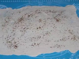 4、酱香饼,和好的面团分为两份（喜欢吃特别薄的也可以分为三份），擀成比较薄的片，刷一层油，撒上花椒粉