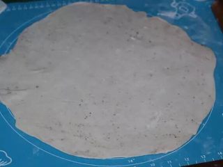 7、酱香饼,擀成大薄饼