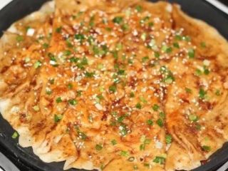 8、酱香饼,电饼铛预热，倒入适量油烧热，把饼放进去烙至两面金黄。刷上一层酱料，撒上熟芝麻和葱花即可