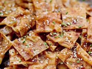 9、酱香饼,出锅，切块，装盘。