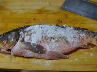 2、家常炖鱼,蘸上一层面粉