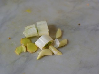 3、家常炖鱼,葱姜蒜