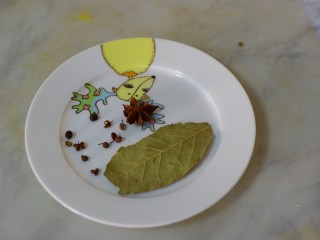 4、家常炖鱼,胡椒粒，八角，香叶