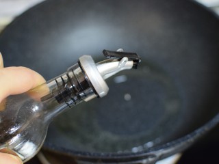 5、家常炖鱼,锅中加油