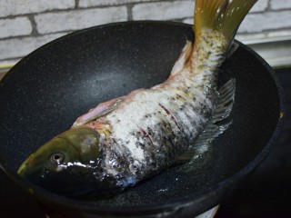 6、家常炖鱼,煎鱼至金黄