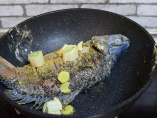 7、家常炖鱼,加葱姜蒜